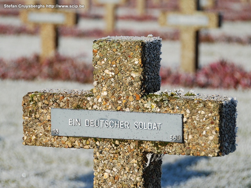 Oorlogskerkhof op ijskoude winterdag Foto's van de Duitse oorlogsbegraafplaats in mijn thuisstad Lommel op een ijskoude en witte zaterdagochtend in december. Het is een van de grootste soldatenkerkhoven uit de 2de wereldoorlog en er liggen 39.091 gesneuvelde Duitse soldaten. Stefan Cruysberghs